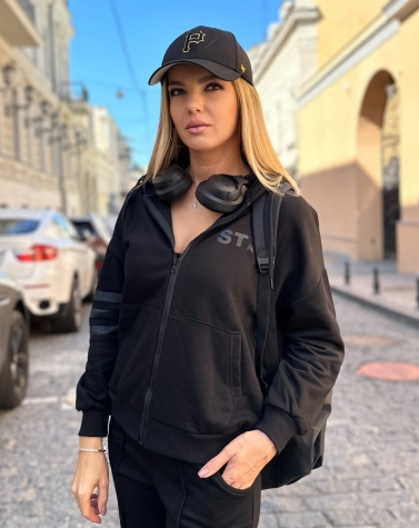 Чорний костюм на блискавці 